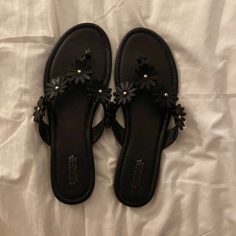 Floral black sandal flip flops! Size 9 bought from kohl’s